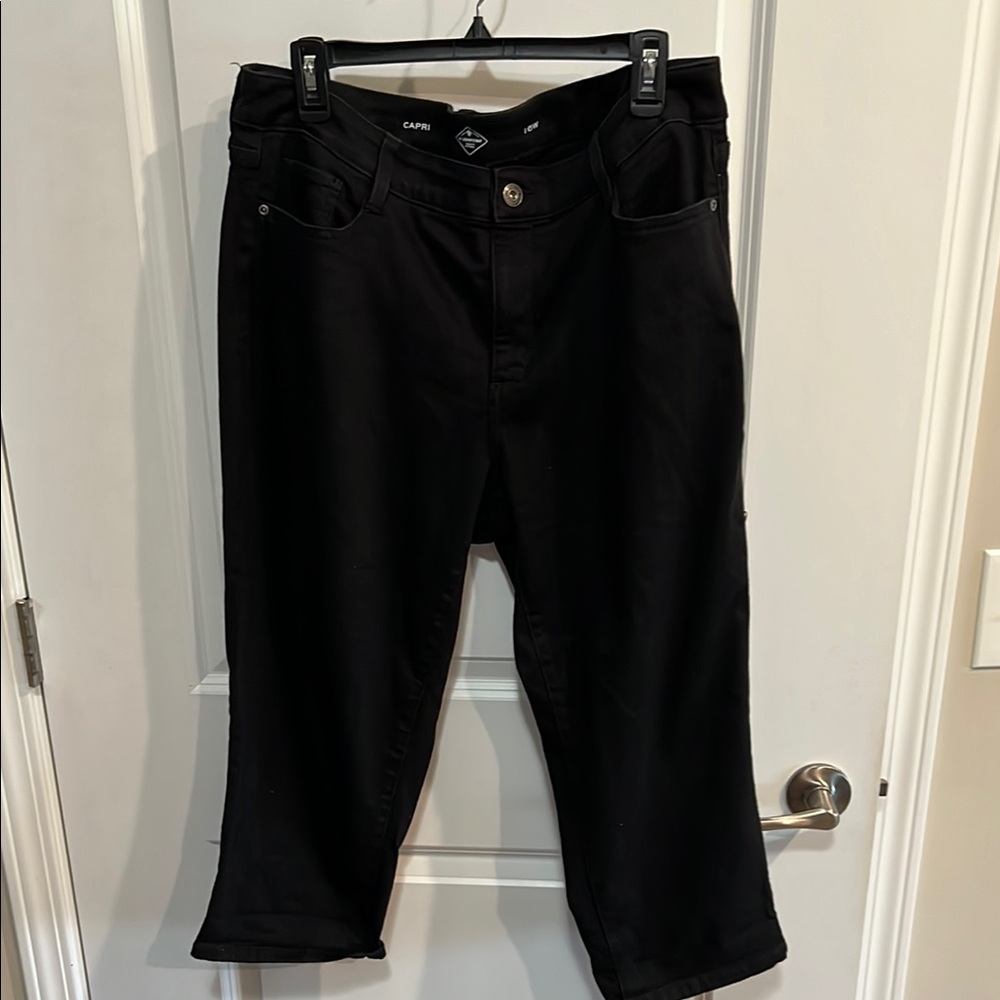 St John’s bay women mid cafe capris black, five pocket stretch jean material